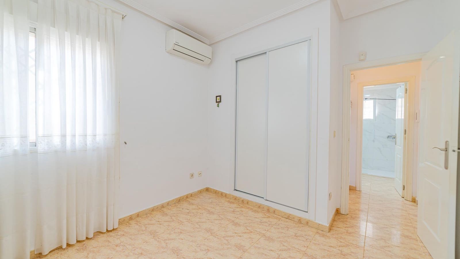 4 soveværelse Villa til salg i La Florida med swimmingpool garage - € 264.999 (Ref: 9262719)