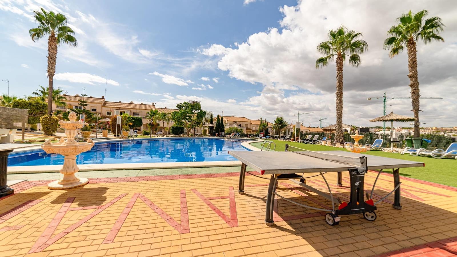 4 soveværelse Villa til salg i La Florida med swimmingpool garage - € 264.999 (Ref: 9262719)