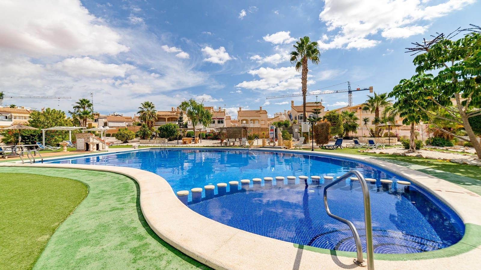 4 soveværelse Villa til salg i La Florida med swimmingpool garage - € 264.999 (Ref: 9262719)