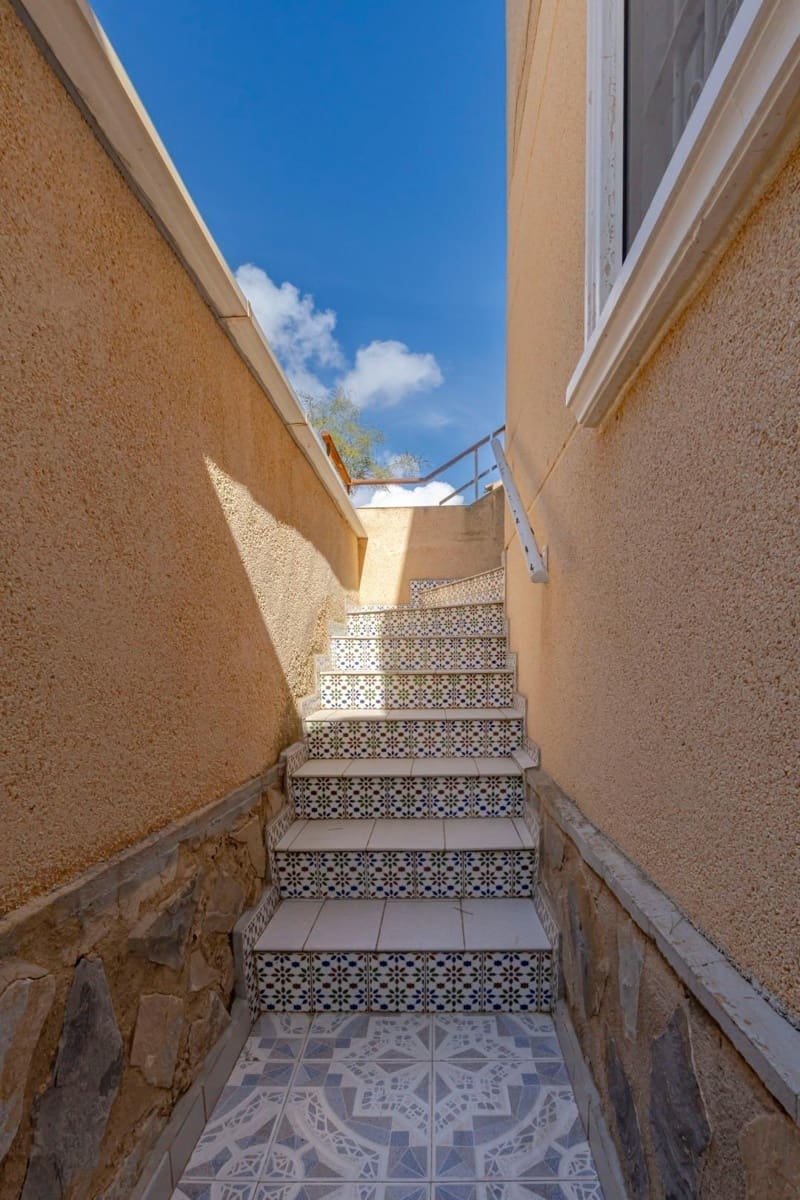 3 bedroom Villa for sale in Torrevieja with pool garage - € 299,999 (Ref: 9385464)