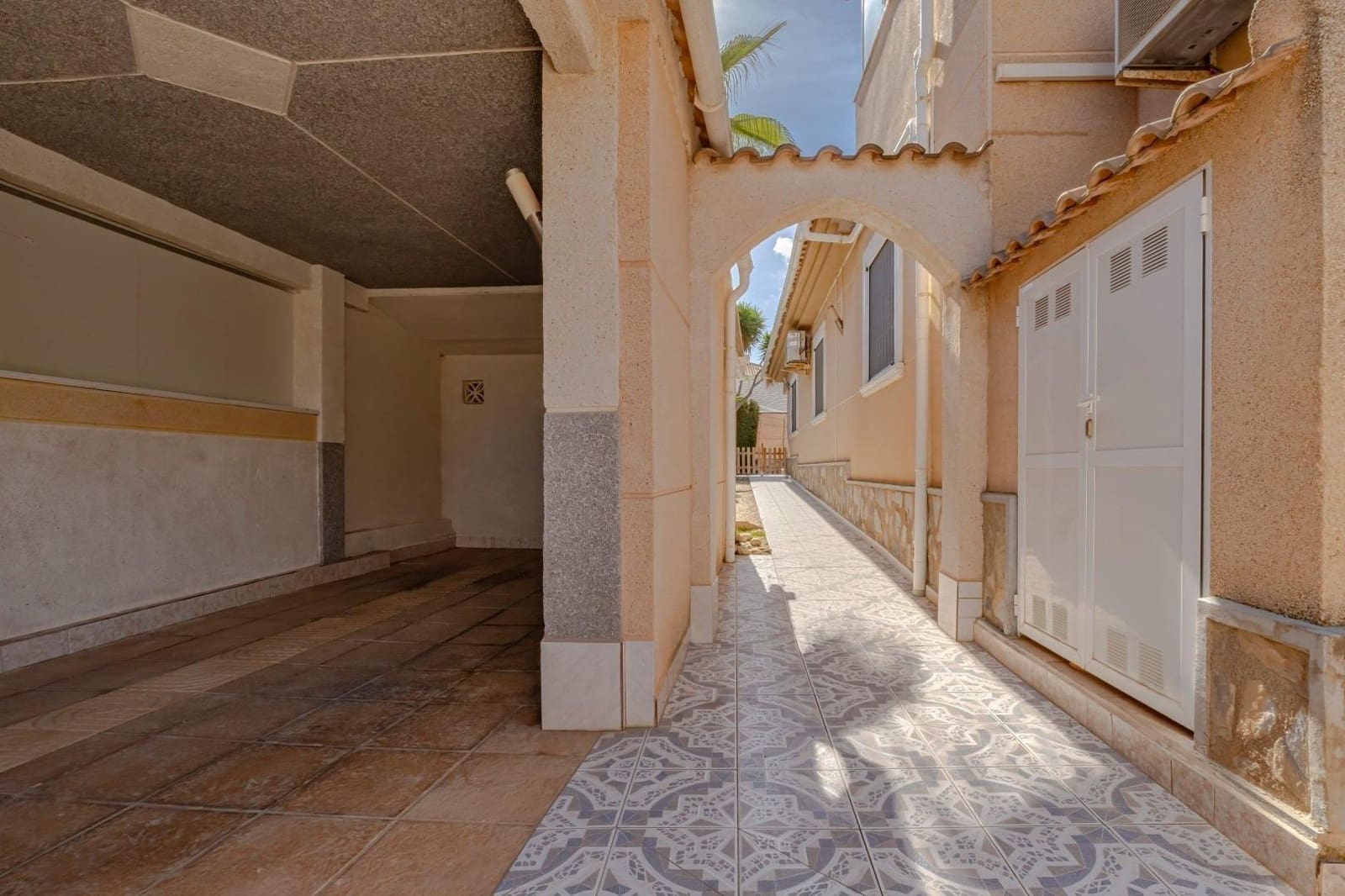 3 bedroom Villa for sale in Torrevieja with pool garage - € 299,999 (Ref: 9385464)