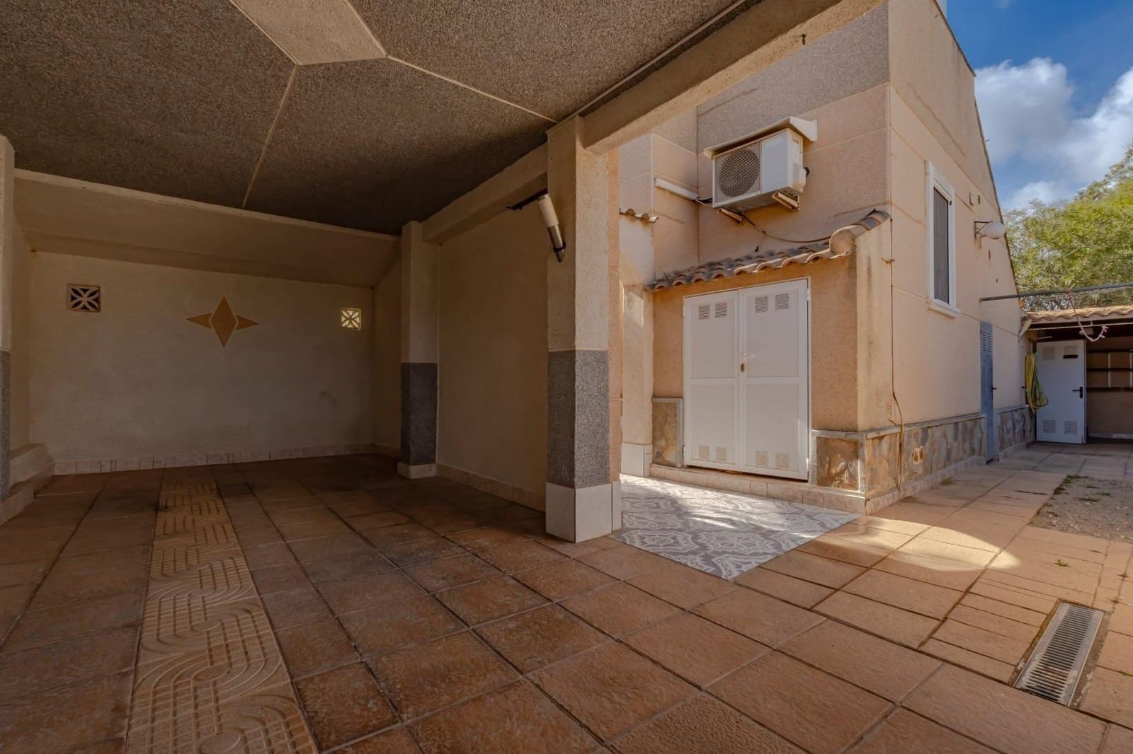 3 bedroom Villa for sale in Torrevieja with pool garage - € 299,999 (Ref: 9385464)