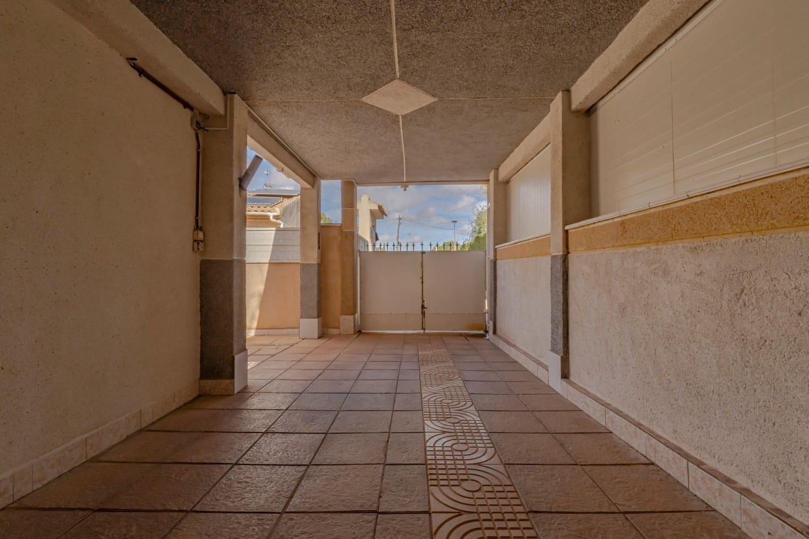 3 bedroom Villa for sale in Torrevieja with pool garage - € 299,999 (Ref: 9385464)