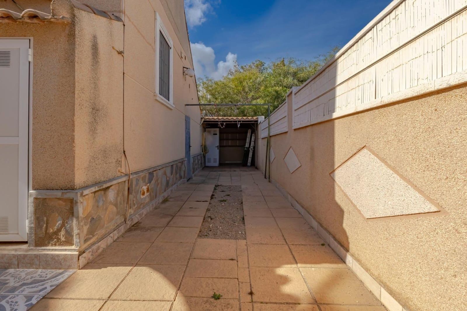 3 bedroom Villa for sale in Torrevieja with pool garage - € 299,999 (Ref: 9385464)