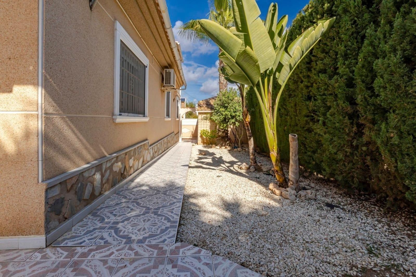 3 bedroom Villa for sale in Torrevieja with pool garage - € 299,999 (Ref: 9385464)