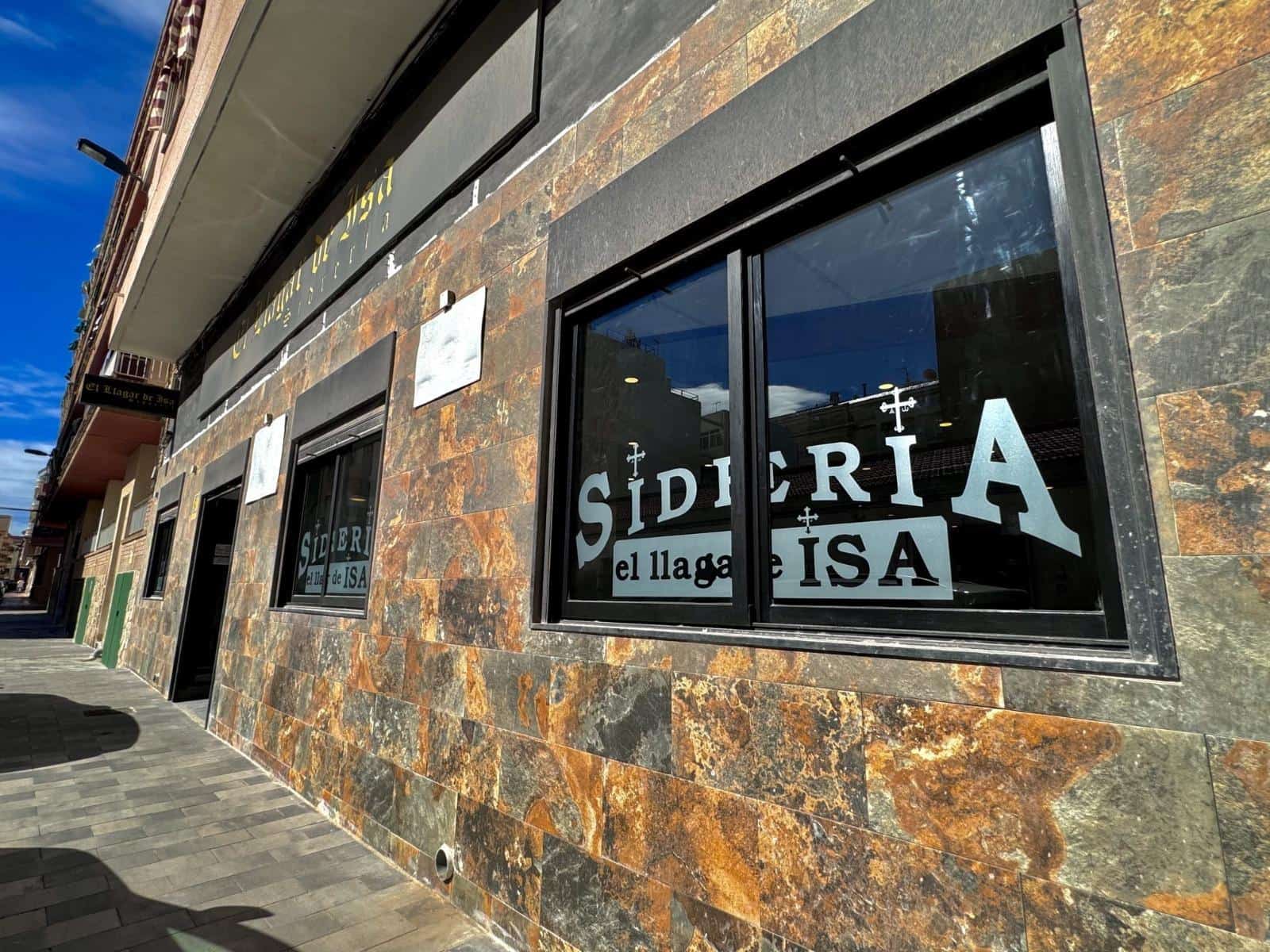 Commercial for sale in Torrevieja - € 419,999 (Ref: 9388035)