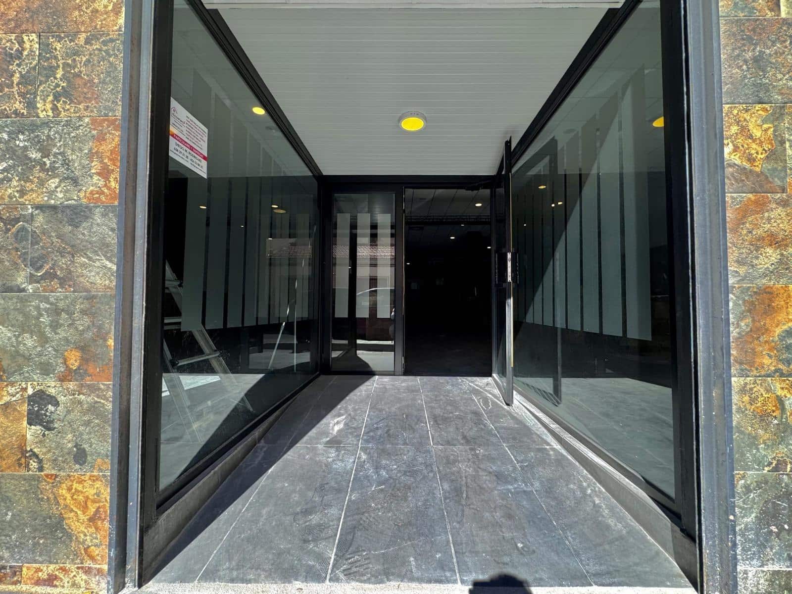 Commercial for sale in Torrevieja - € 419,999 (Ref: 9388035)