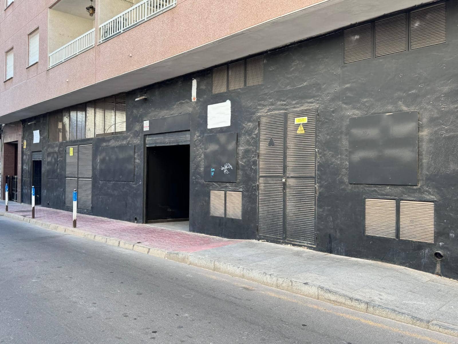 Commercial for sale in Torrevieja - € 419,999 (Ref: 9388035)