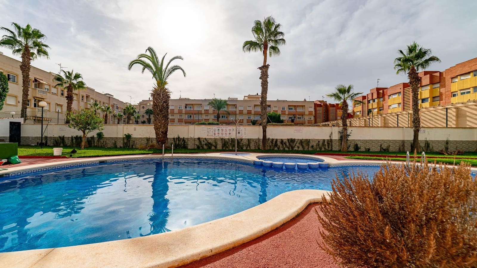 2 soveværelse Lejlighed til salg i Torrevieja med swimmingpool - € 139.999 (Ref: 9396117)