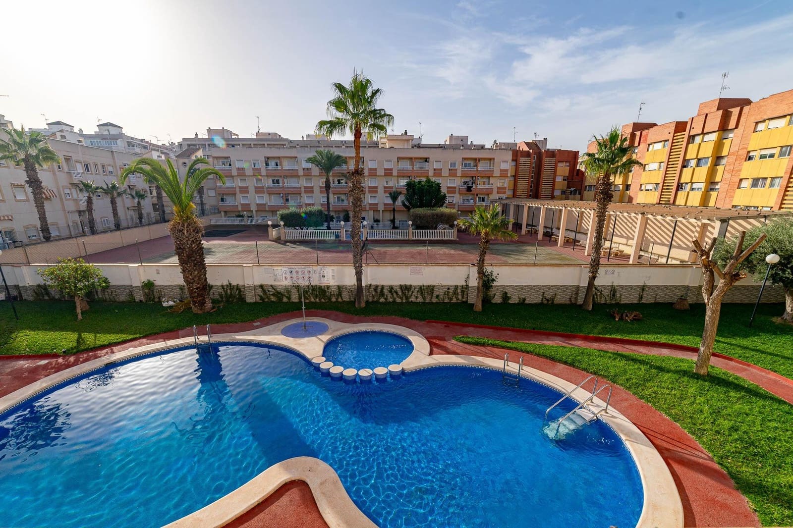 2 soveværelse Lejlighed til salg i Torrevieja med swimmingpool - € 139.999 (Ref: 9396117)