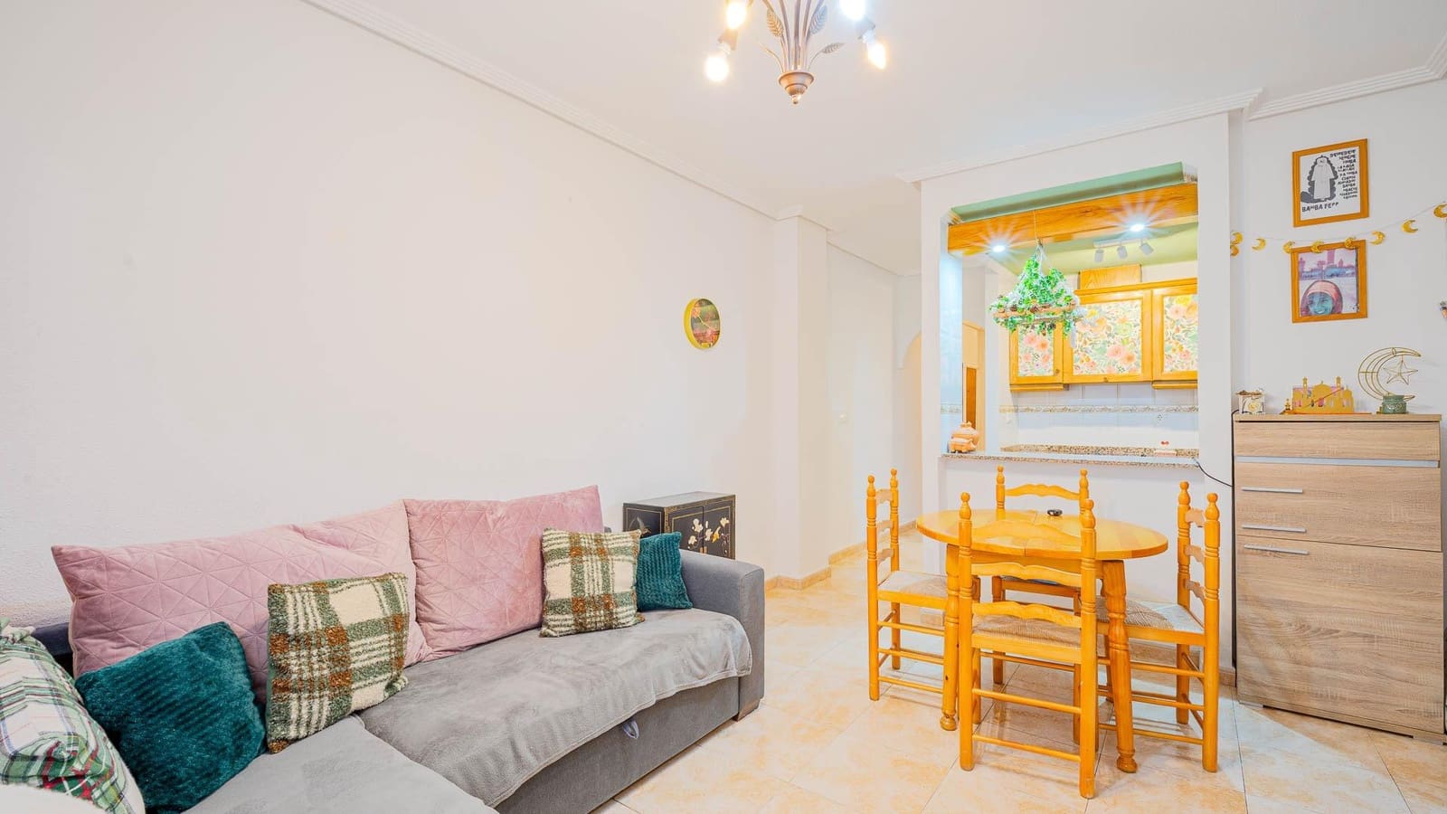 2 makuuhuone Huoneisto myytävänä paikassa Torrevieja mukana uima-altaan - 99 999 € (Ref: 9532344)