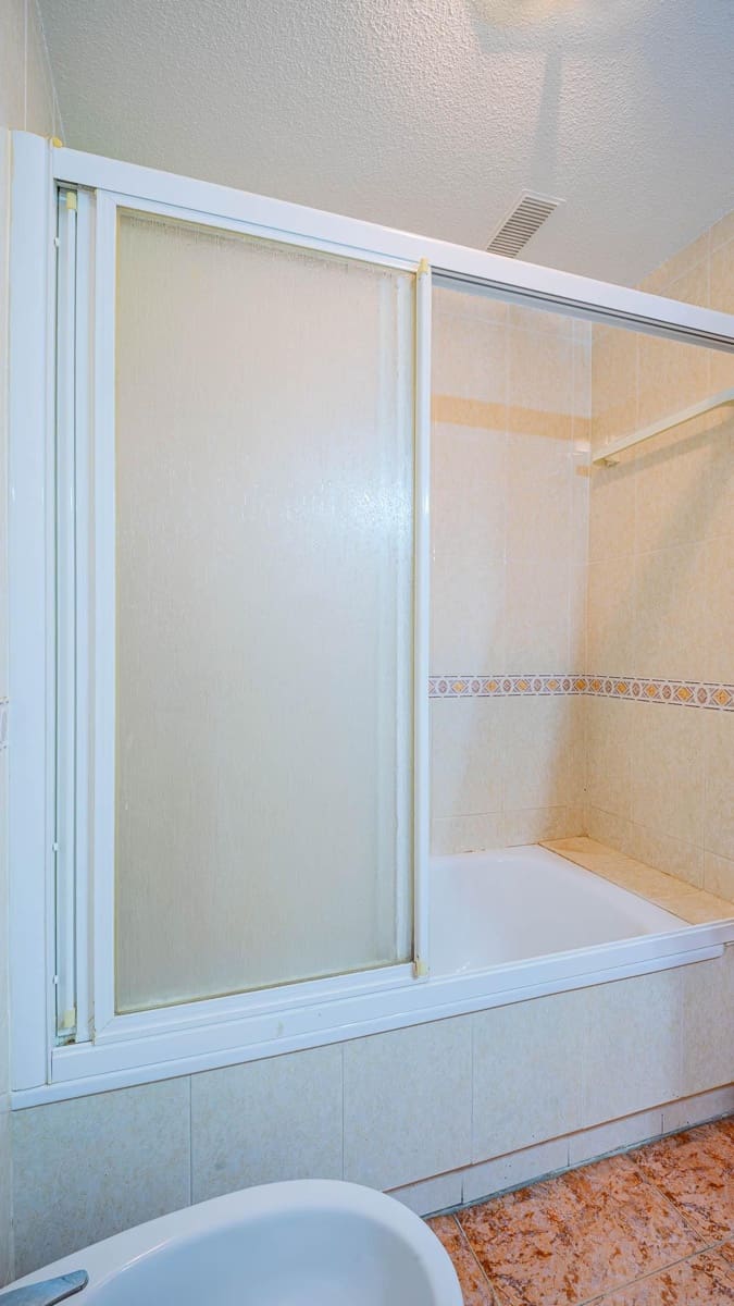 2 makuuhuone Huoneisto myytävänä paikassa Torrevieja mukana uima-altaan - 127 260 € (Ref: 9548380)