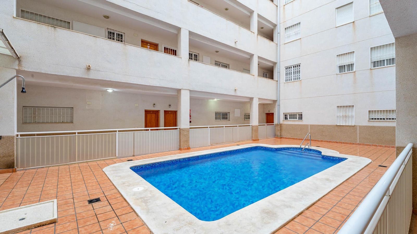 2 makuuhuone Huoneisto myytävänä paikassa Torrevieja mukana uima-altaan - 127 260 € (Ref: 9548380)