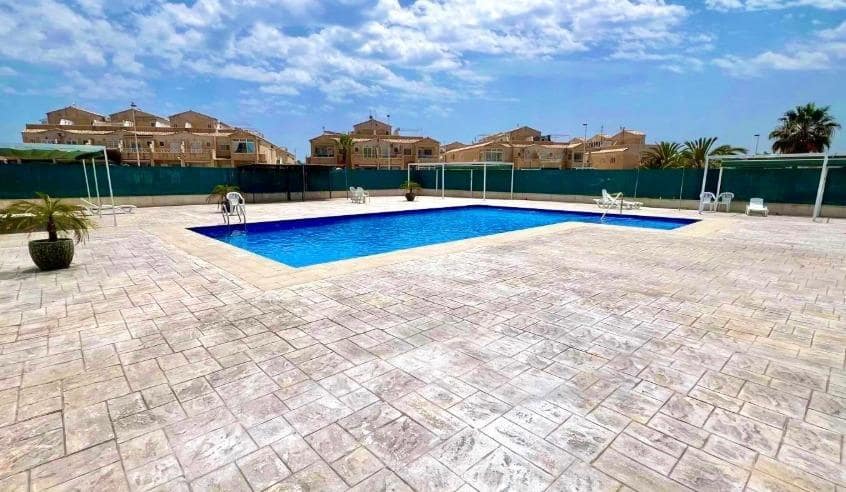 Apartamento de 2 habitaciones en Torrevieja en venta con piscina - 135.000 € (Ref: 9555989)