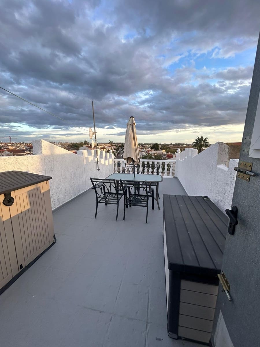 Apartamento de 2 habitaciones en Torrevieja en venta con piscina - 135.000 € (Ref: 9555989)