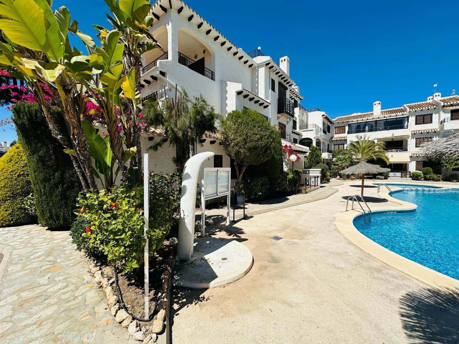 Bungalow de 2 habitaciones en Cabo Roig en venta con piscina - 230.000 € (Ref: 9682619)