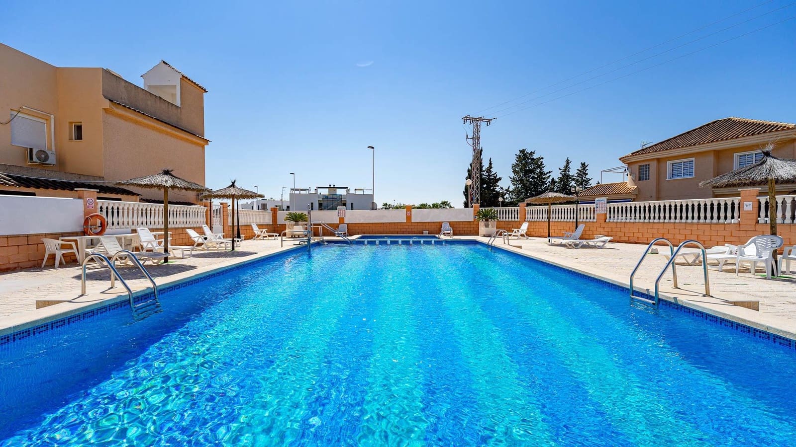 Bungalow à vendre à Torrevieja avec piscine - 94 999 € (Ref: 9721810)