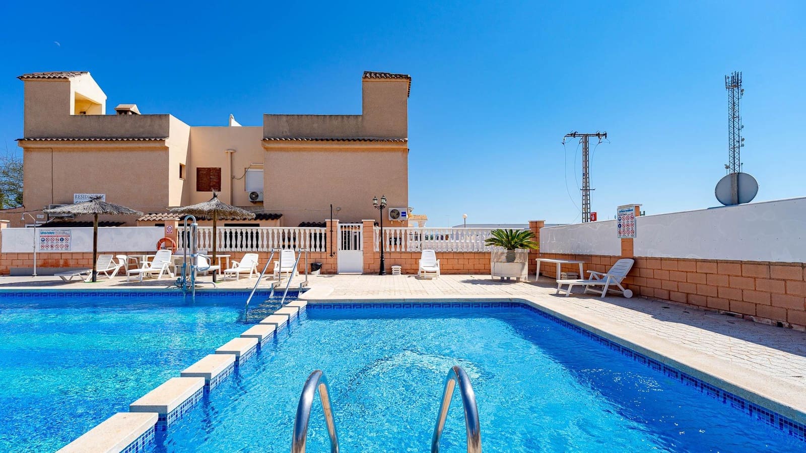 Bungalow à vendre à Torrevieja avec piscine - 94 999 € (Ref: 9721810)