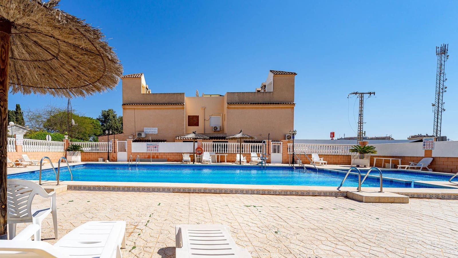 Bungalow à vendre à Torrevieja avec piscine - 94 999 € (Ref: 9721810)