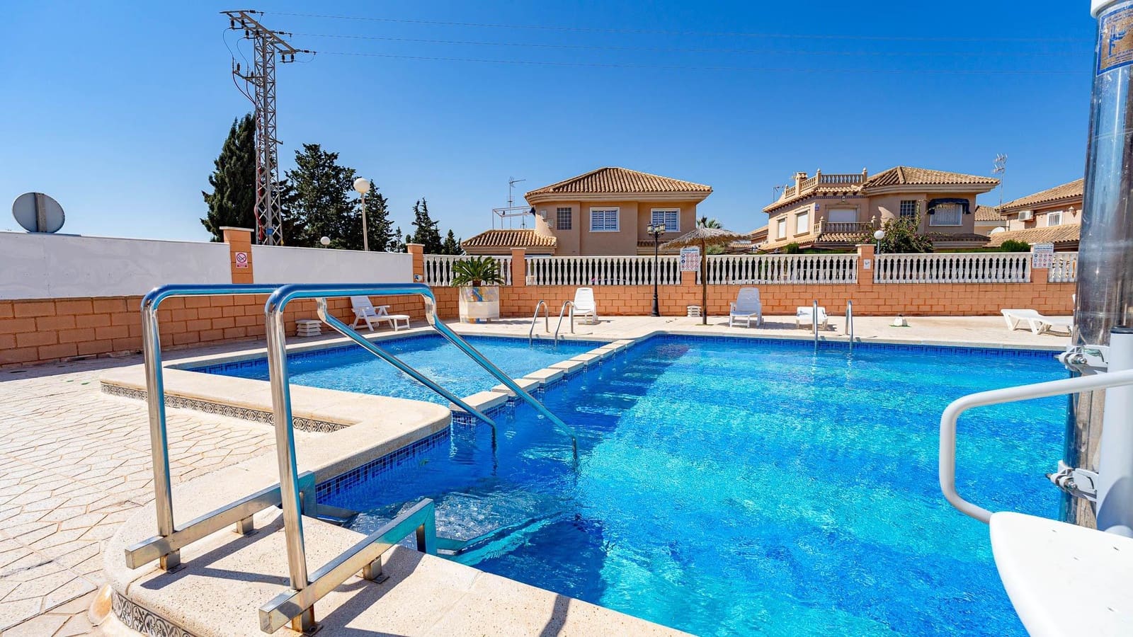 Bungalow à vendre à Torrevieja avec piscine - 94 999 € (Ref: 9721810)