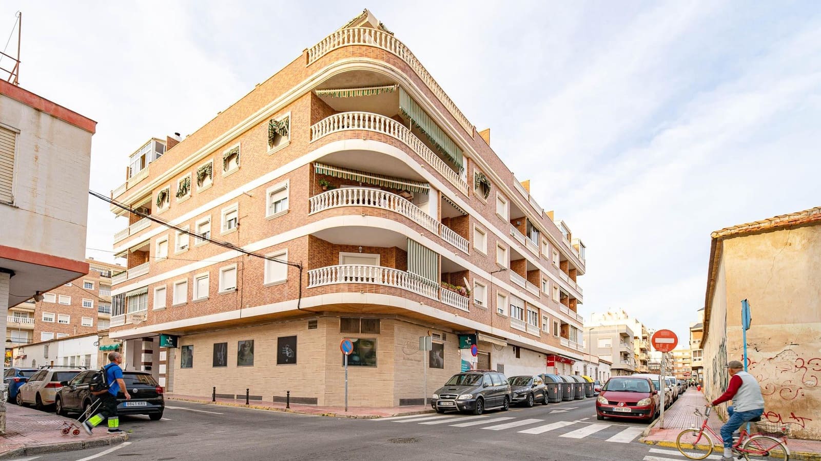 2 bedroom Penthouse for sale in Torrevieja with garage - € 239,999 (Ref: 9762088)