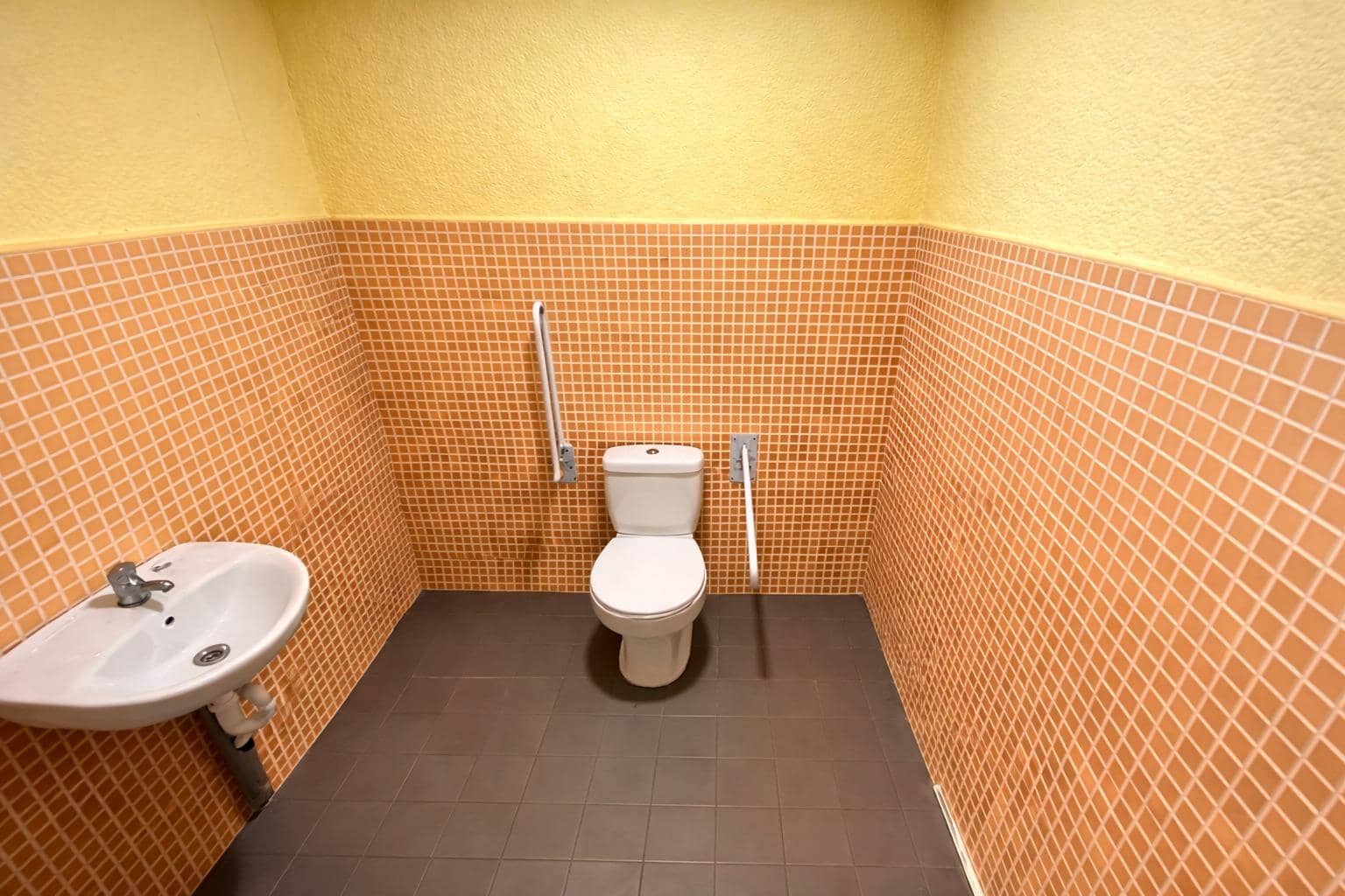 Commercial for sale in Torrevieja - € 259,000 (Ref: 9778284)