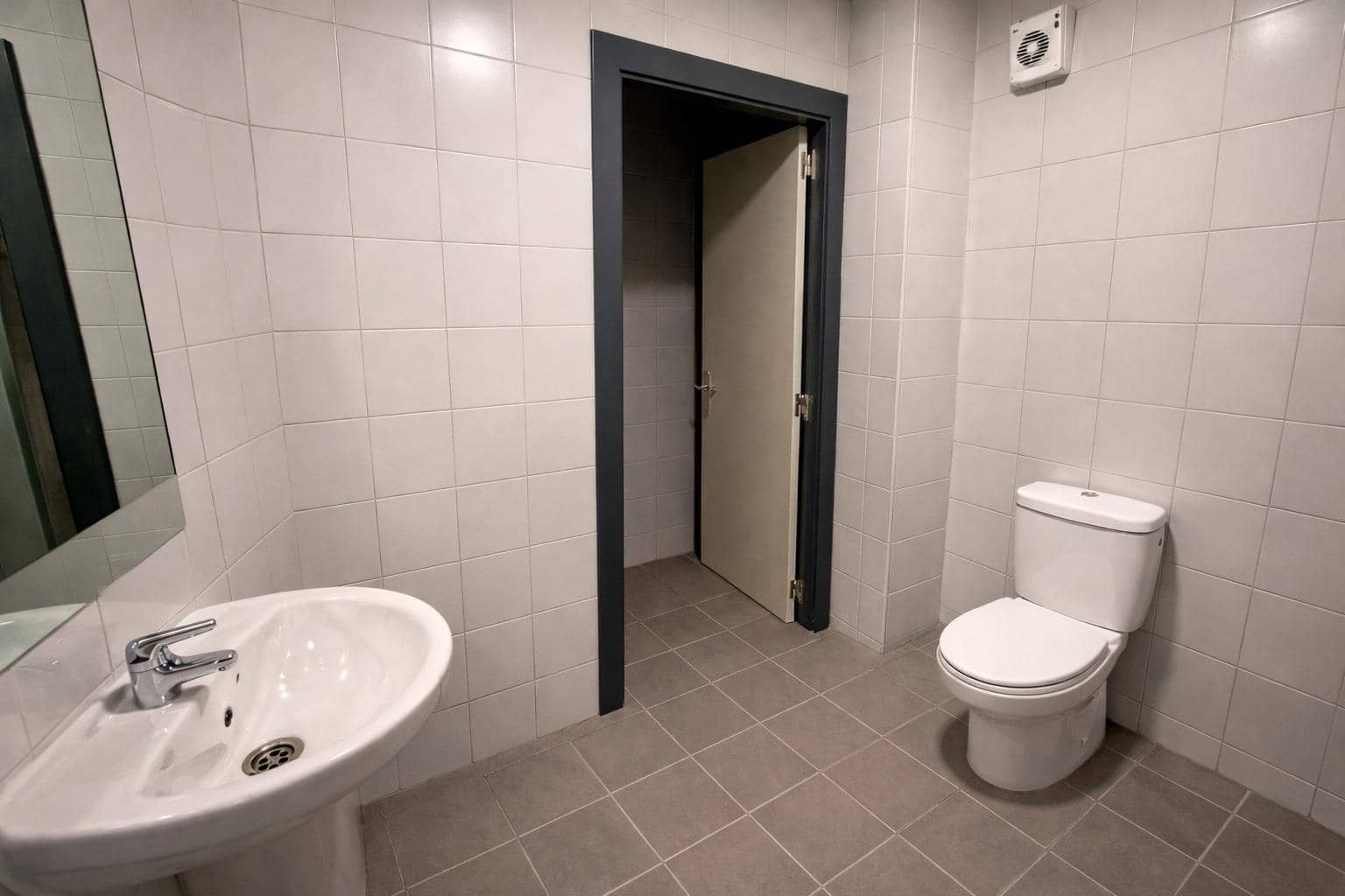 Commercial for sale in Torrevieja - € 259,000 (Ref: 9778284)