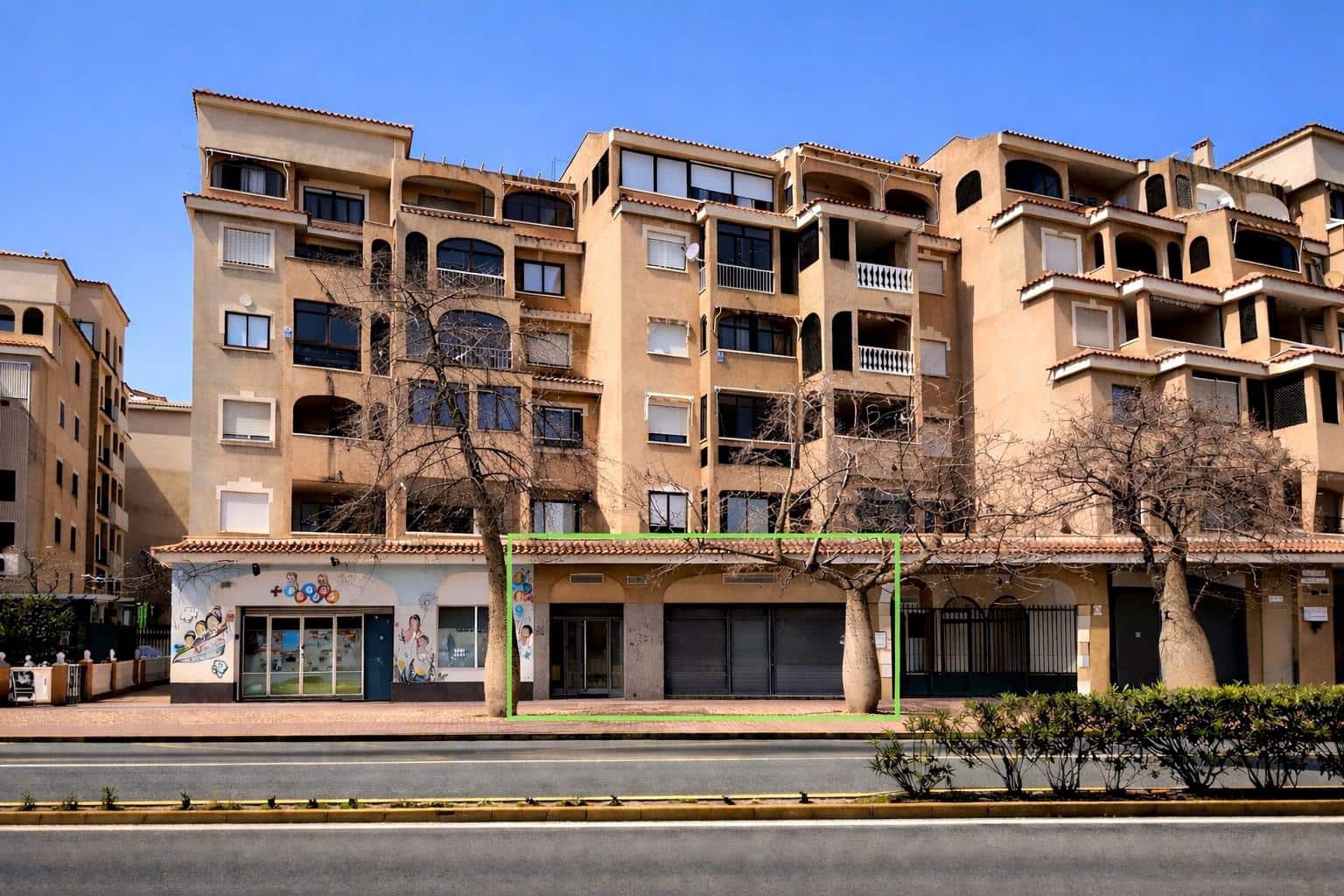 Commercial for sale in Torrevieja - € 259,000 (Ref: 9778284)