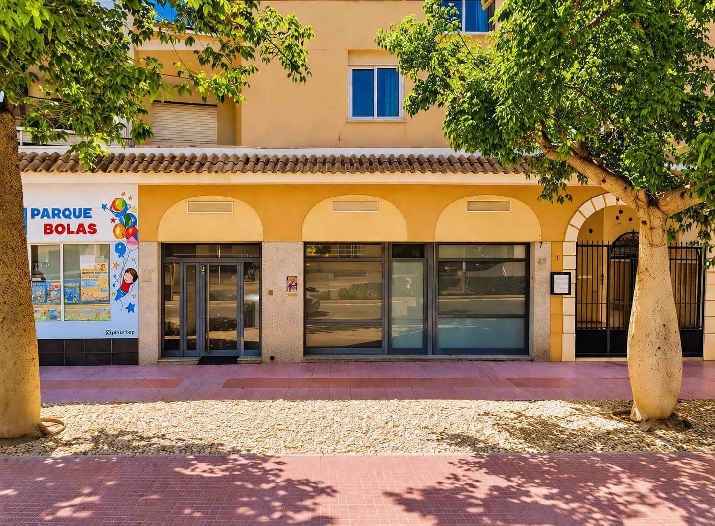 Commercial for sale in Torrevieja - € 259,000 (Ref: 9778284)