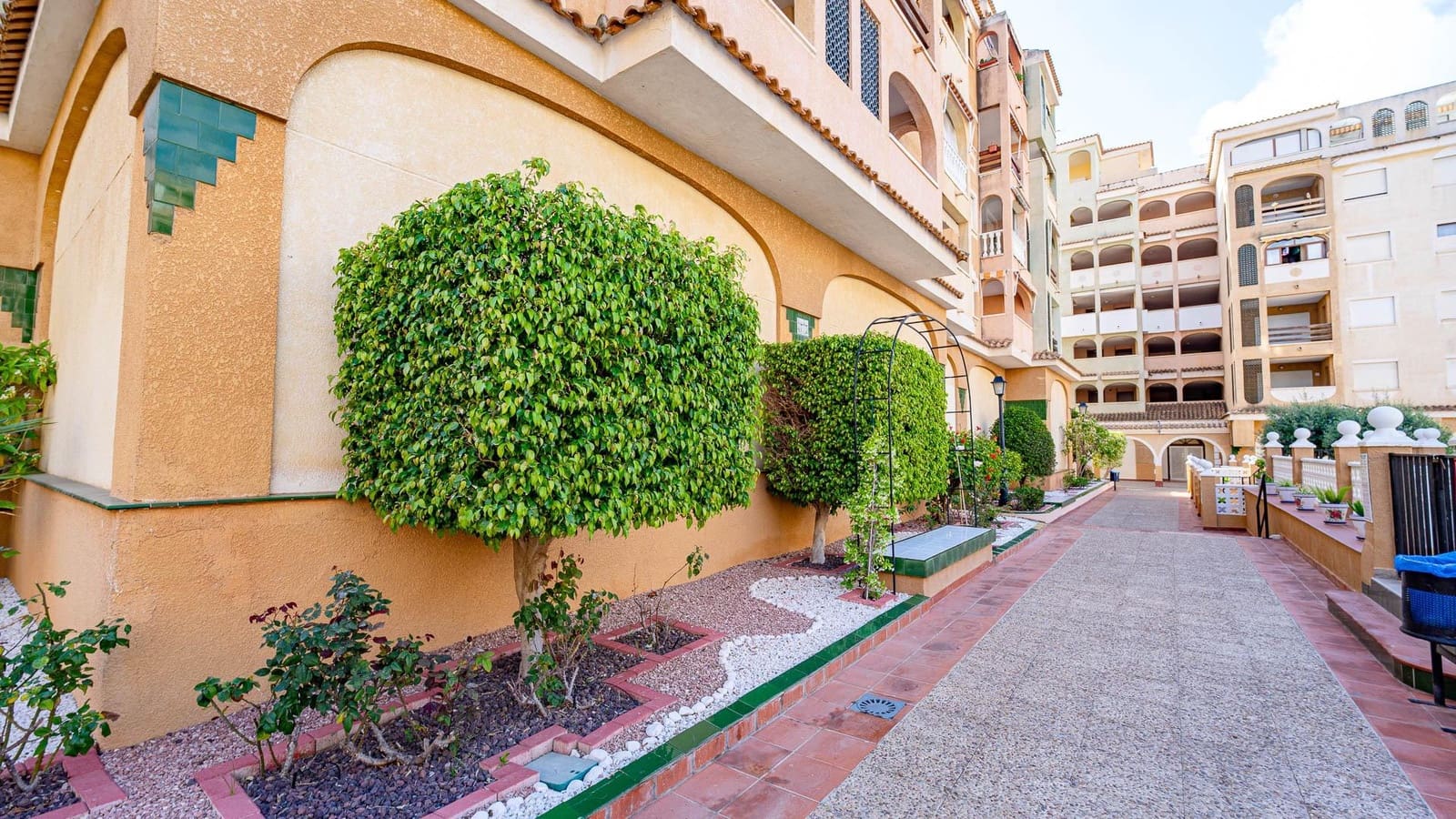 2 slaapkamer Appartement te koop in Torrevieja met zwembad - € 140.000 (Ref: 9812248)