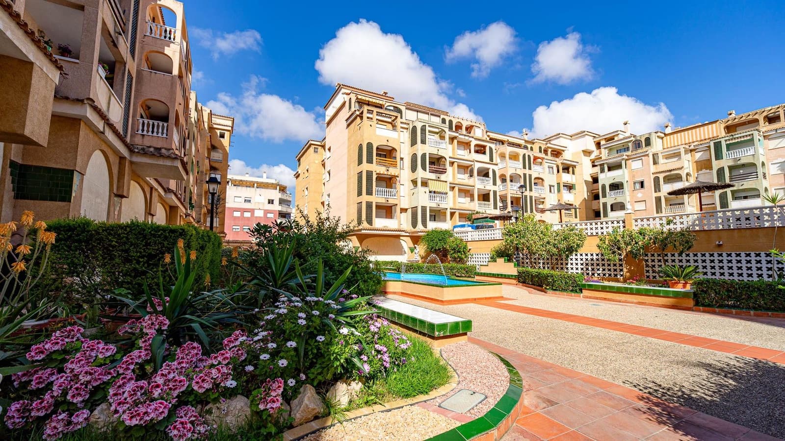 2 slaapkamer Appartement te koop in Torrevieja met zwembad - € 140.000 (Ref: 9812248)