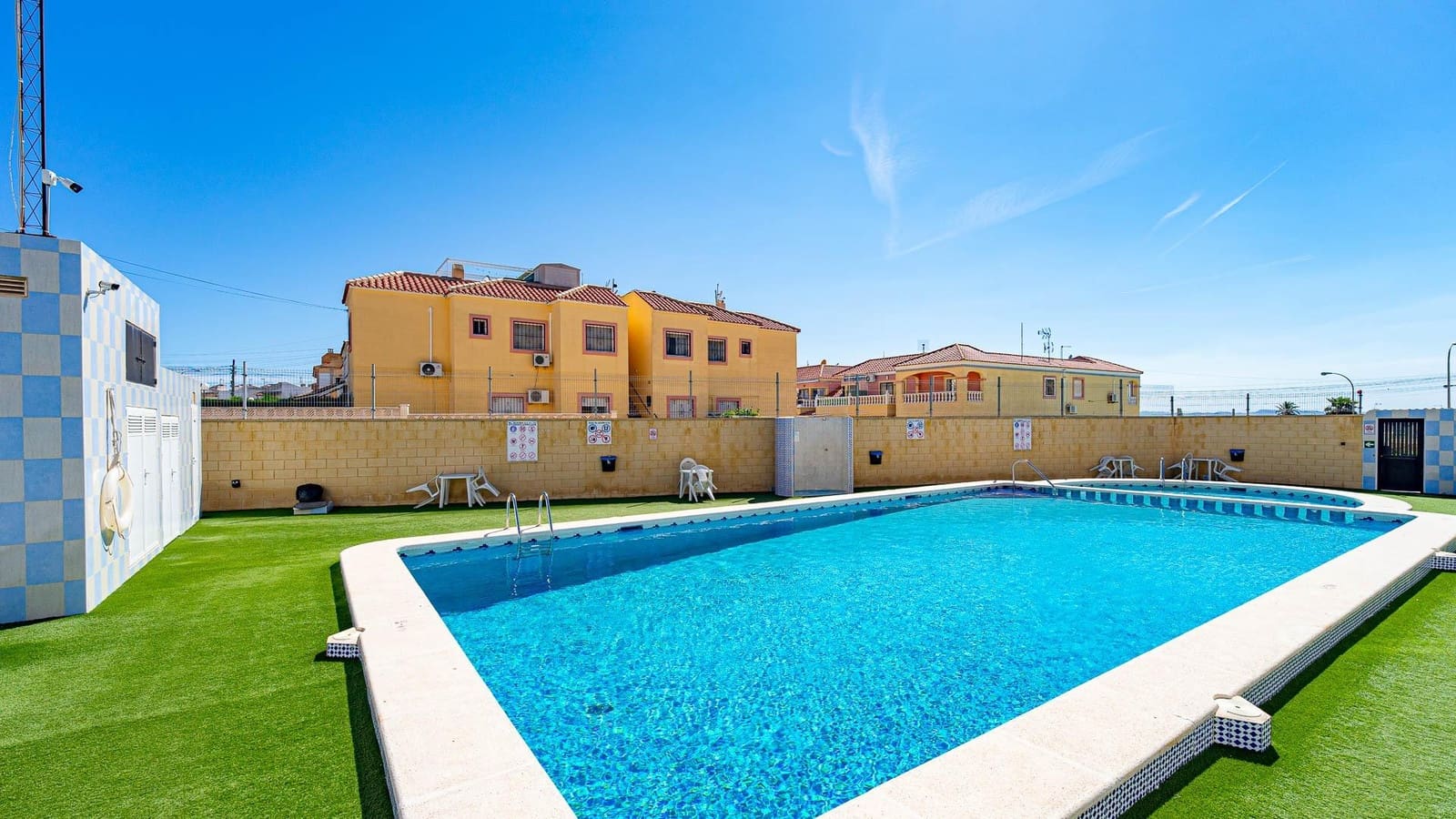 1 soveværelse Bungalow til salg i Torrevieja med swimmingpool - € 92.999 (Ref: 9851887)