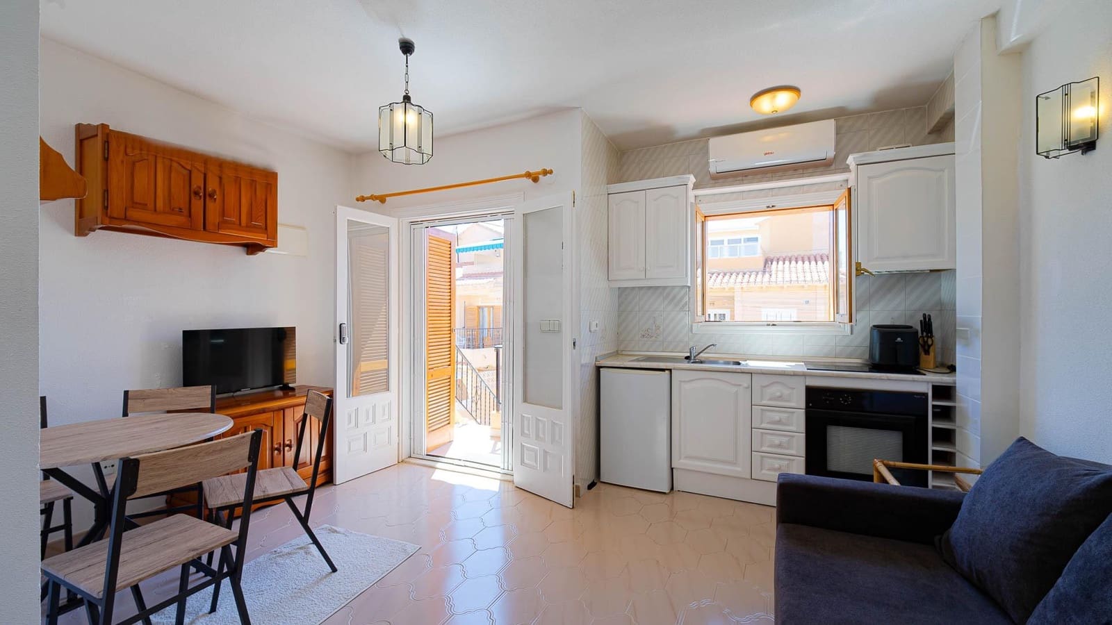 1 soveværelse Bungalow til salg i Torrevieja med swimmingpool - € 92.999 (Ref: 9851887)