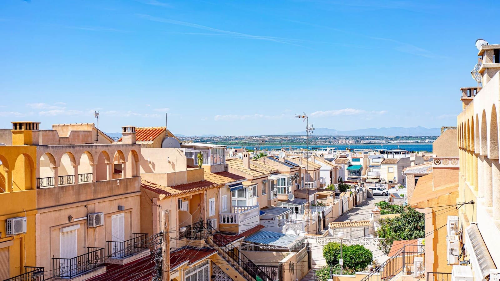 1 soveværelse Bungalow til salg i Torrevieja med swimmingpool - € 92.999 (Ref: 9851887)