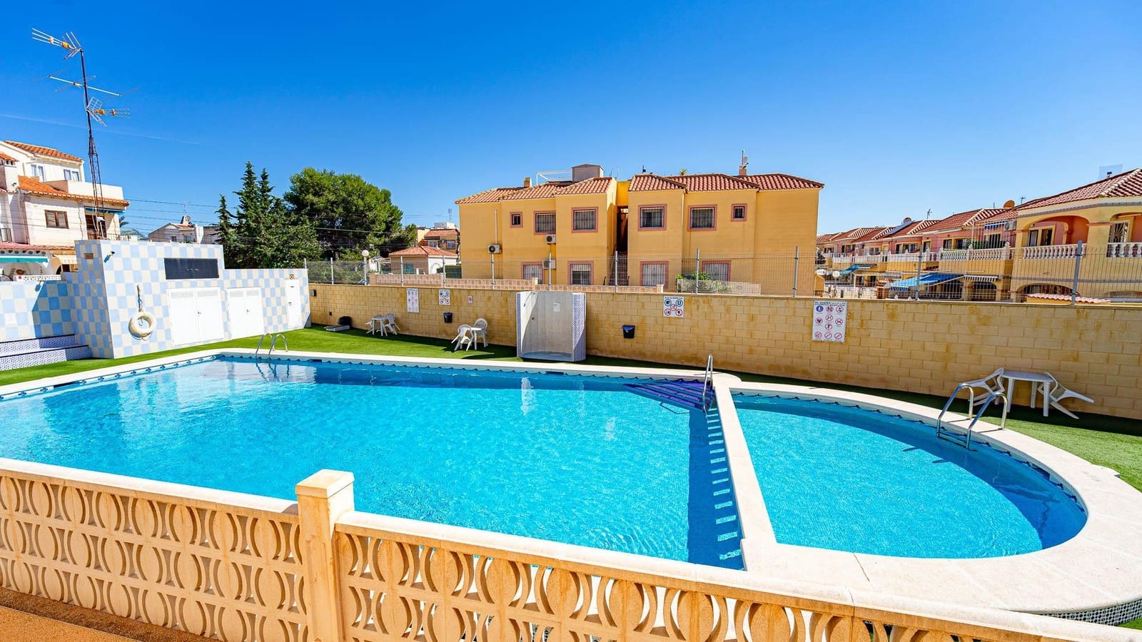 1 soveværelse Bungalow til salg i Torrevieja med swimmingpool - € 92.999 (Ref: 9851887)