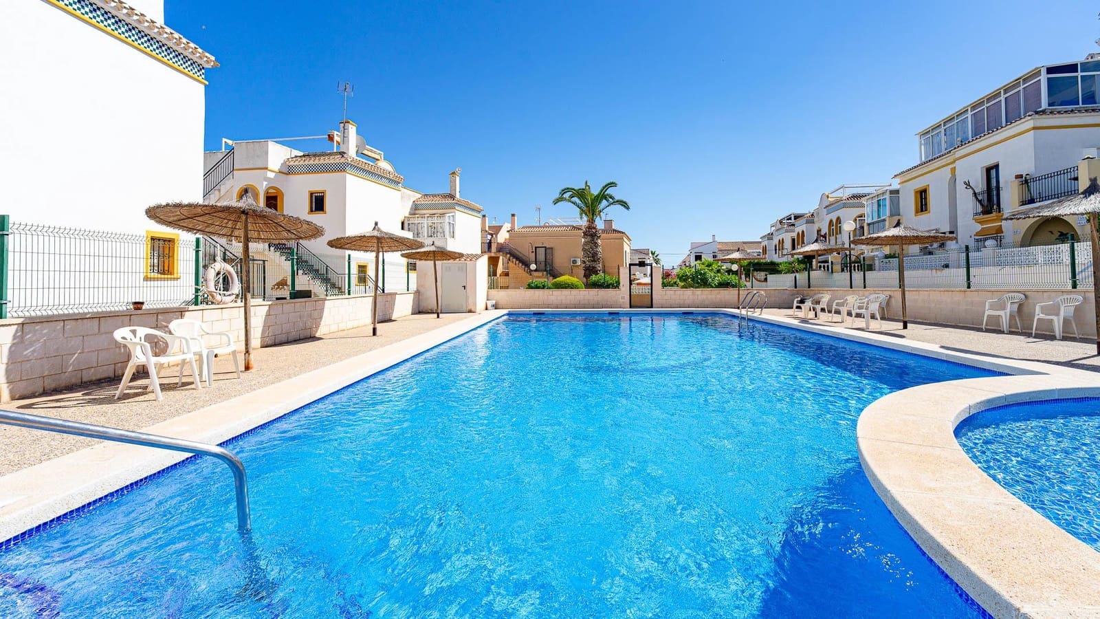 2 chambre Bungalow à vendre à Torrevieja avec piscine - 139 999 € (Ref: 9857652)