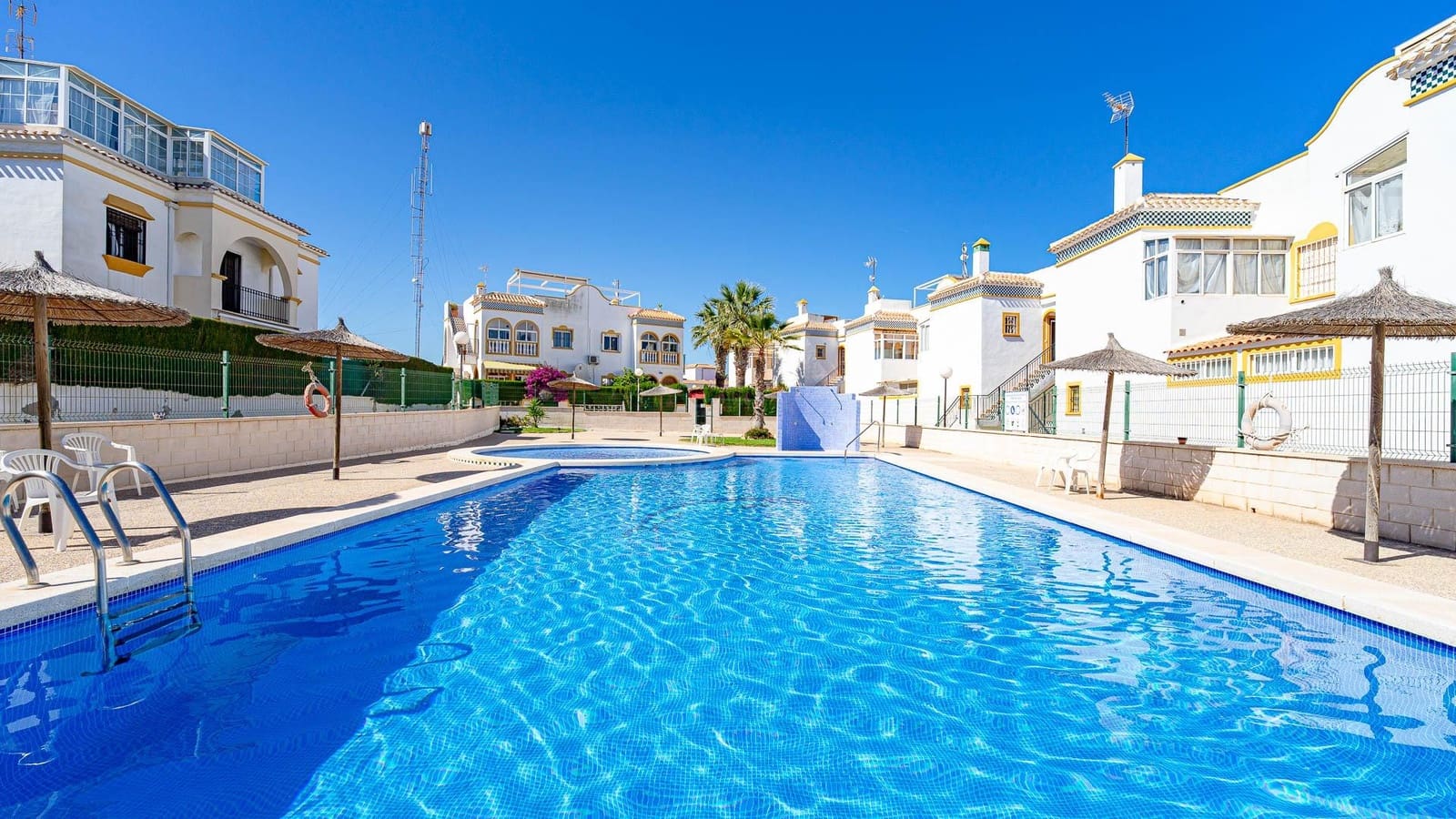 2 chambre Bungalow à vendre à Torrevieja avec piscine - 139 999 € (Ref: 9857652)