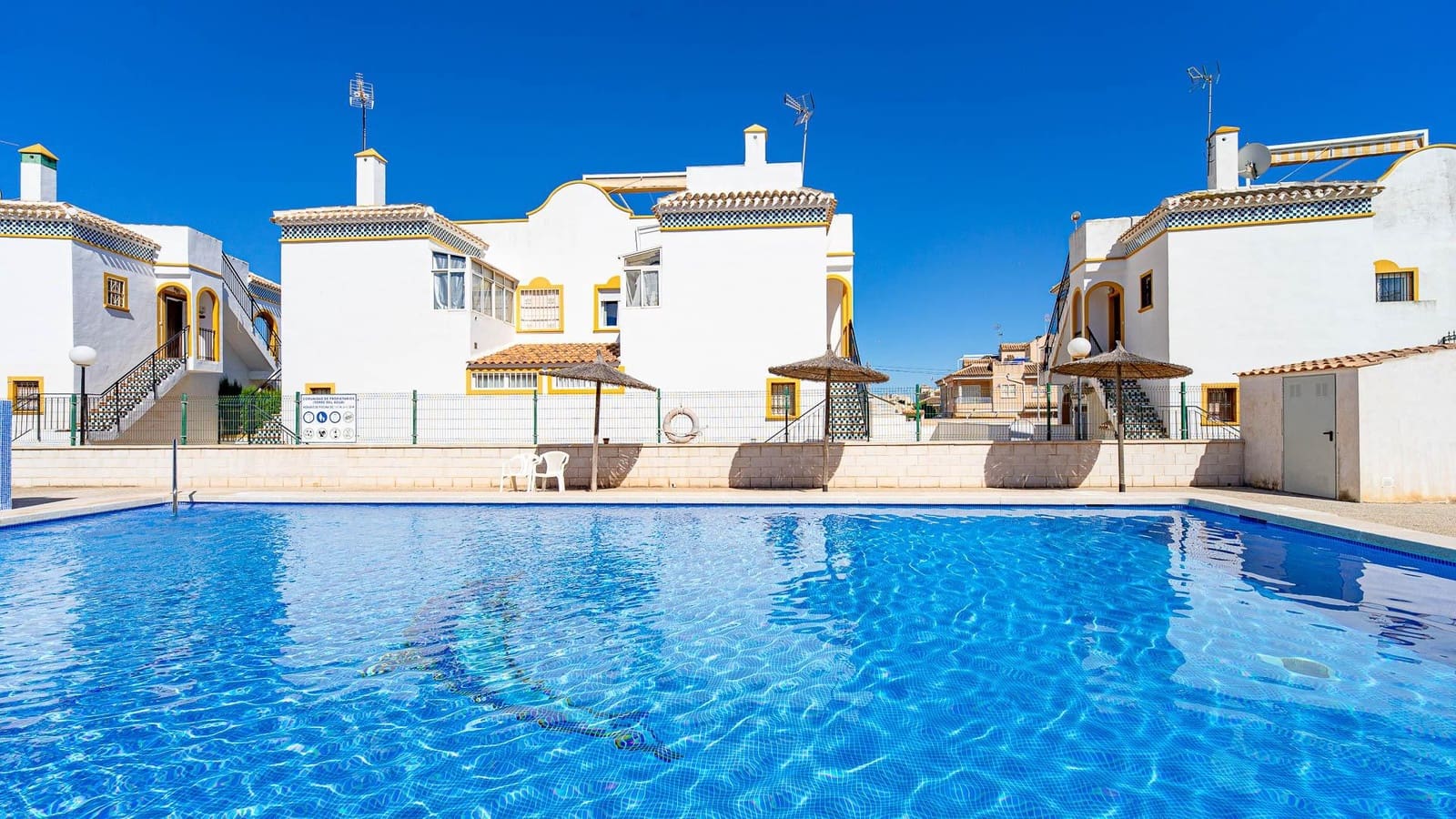 2 chambre Bungalow à vendre à Torrevieja avec piscine - 139 999 € (Ref: 9857652)