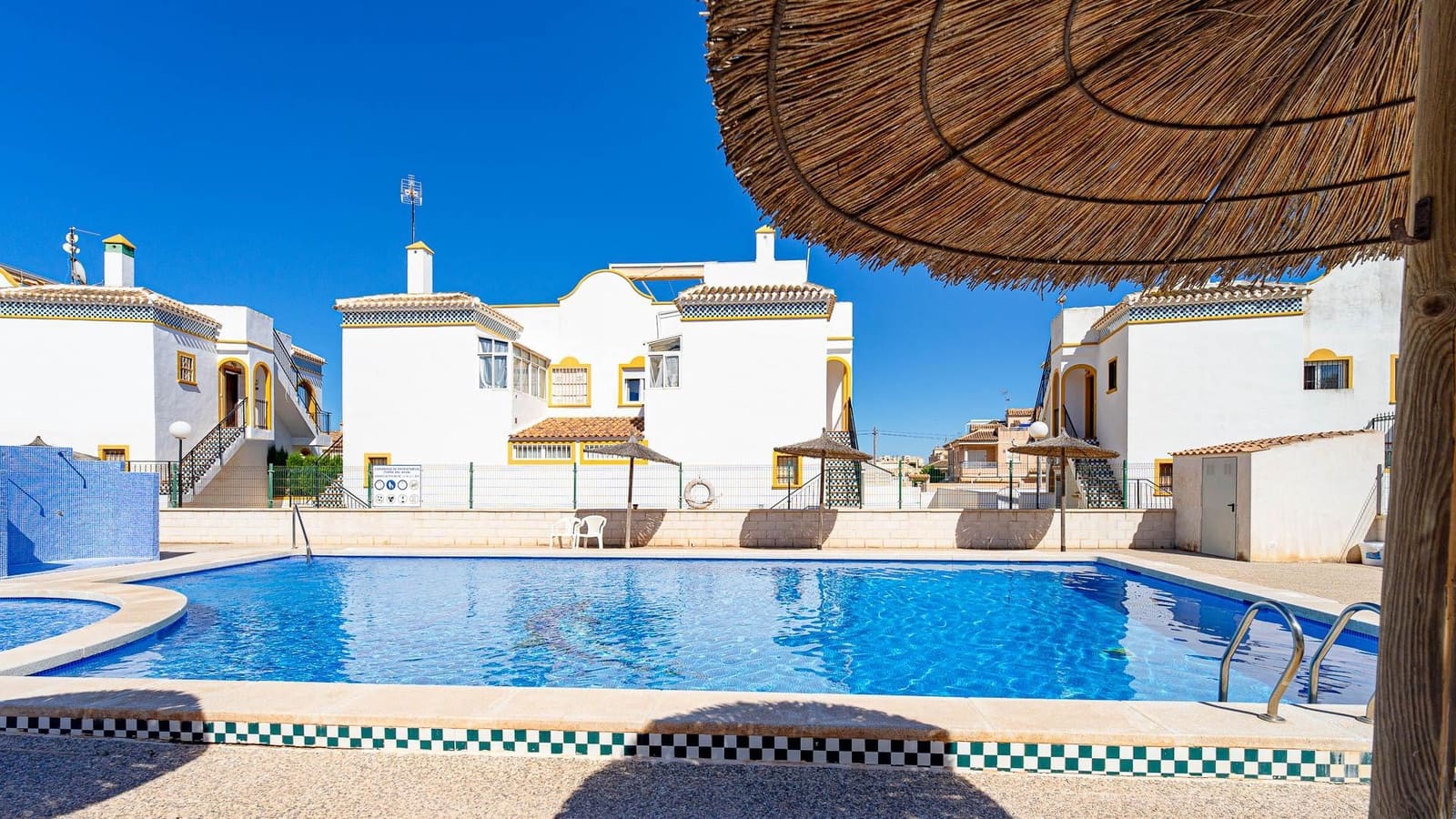 2 chambre Bungalow à vendre à Torrevieja avec piscine - 139 999 € (Ref: 9857652)