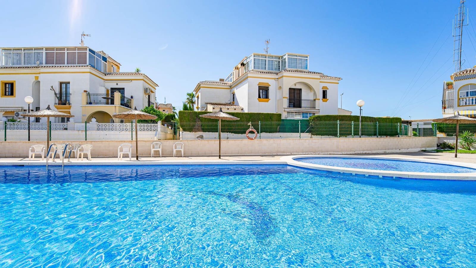2 chambre Bungalow à vendre à Torrevieja avec piscine - 139 999 € (Ref: 9857652)
