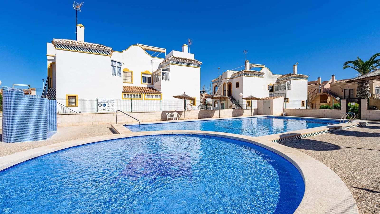 2 chambre Bungalow à vendre à Torrevieja avec piscine - 139 999 € (Ref: 9857652)