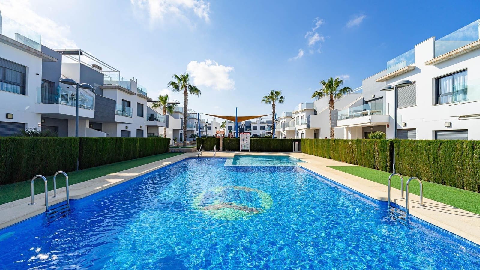 2 soveværelse Bungalow til salg i Pilar de la Horadada med swimmingpool - € 184.999 (Ref: 9876560)