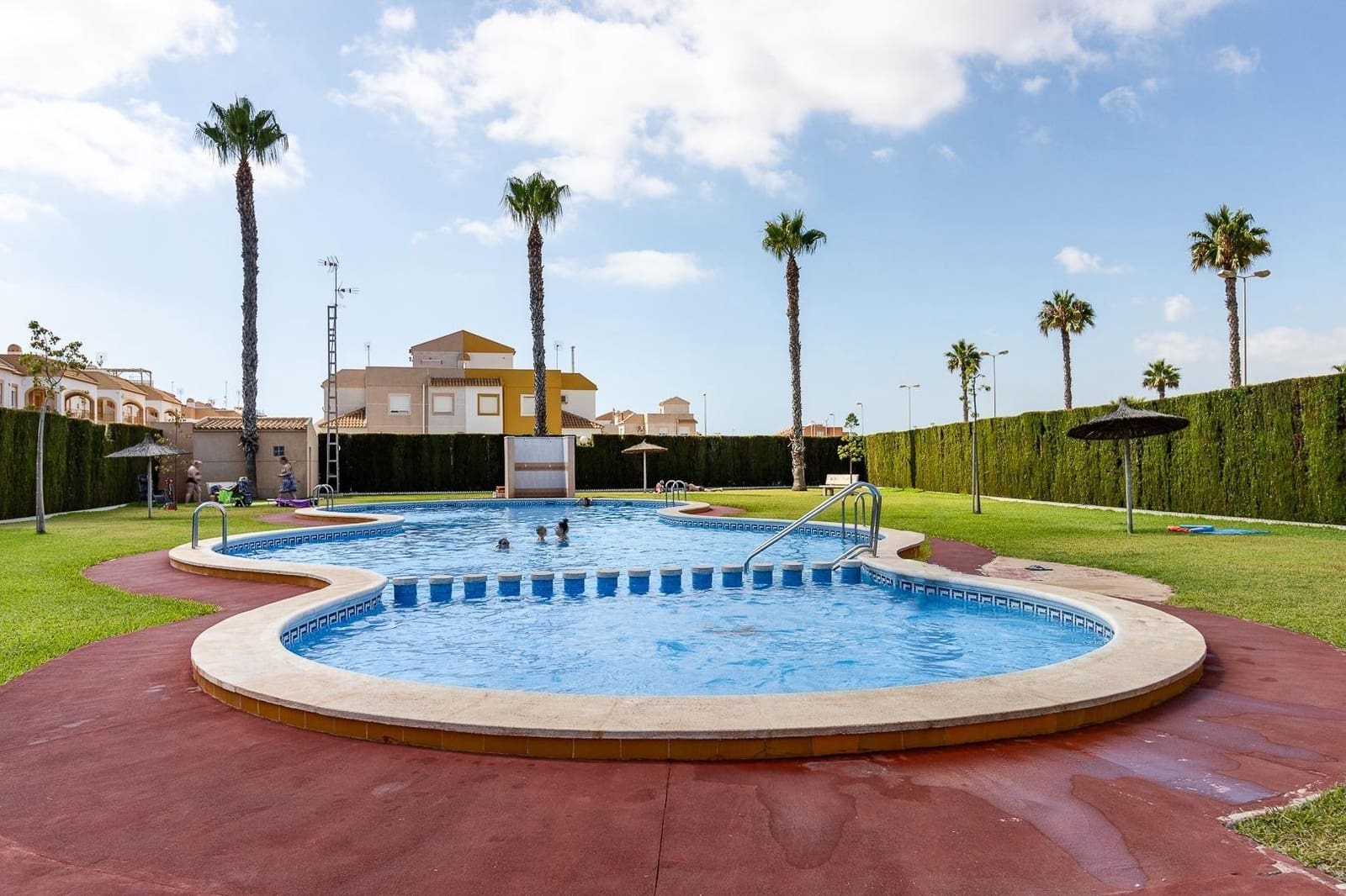 2 quarto Moradia em Banda para venda em El Limonar com piscina - 159 999 € (Ref: 9930821)
