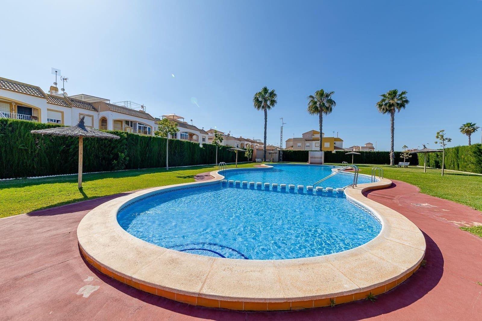 2 quarto Moradia em Banda para venda em El Limonar com piscina - 159 999 € (Ref: 9930821)