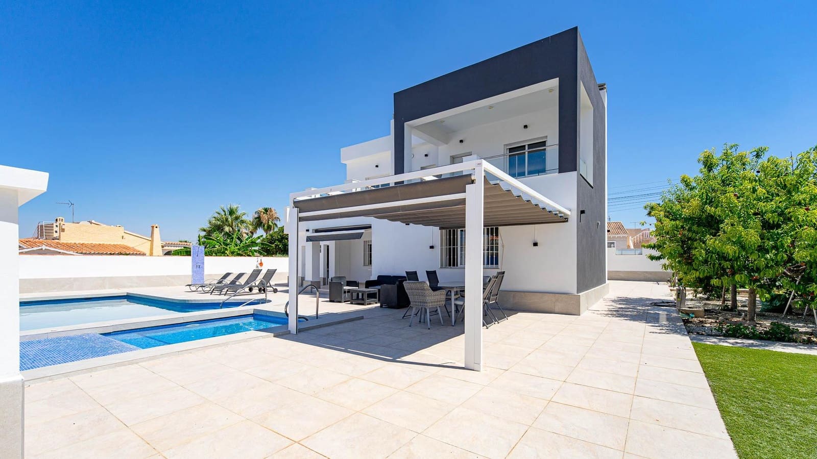 4 soveværelse Villa til salg i Torrevieja med swimmingpool - € 650.000 (Ref: 9954337)