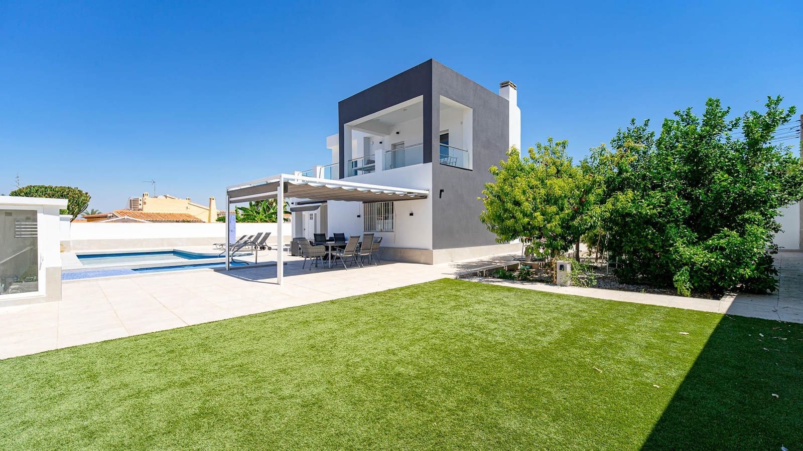 4 soveværelse Villa til salg i Torrevieja med swimmingpool - € 650.000 (Ref: 9954337)