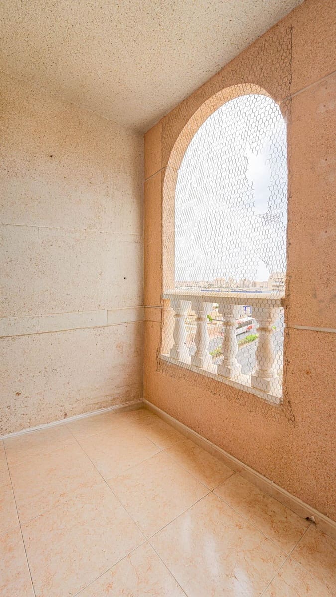 2 chambre Appartement à vendre à Torrevieja avec piscine - 99 999 € (Ref: 9975541)