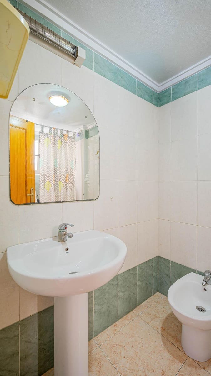2 chambre Appartement à vendre à Torrevieja avec piscine - 99 999 € (Ref: 9975541)
