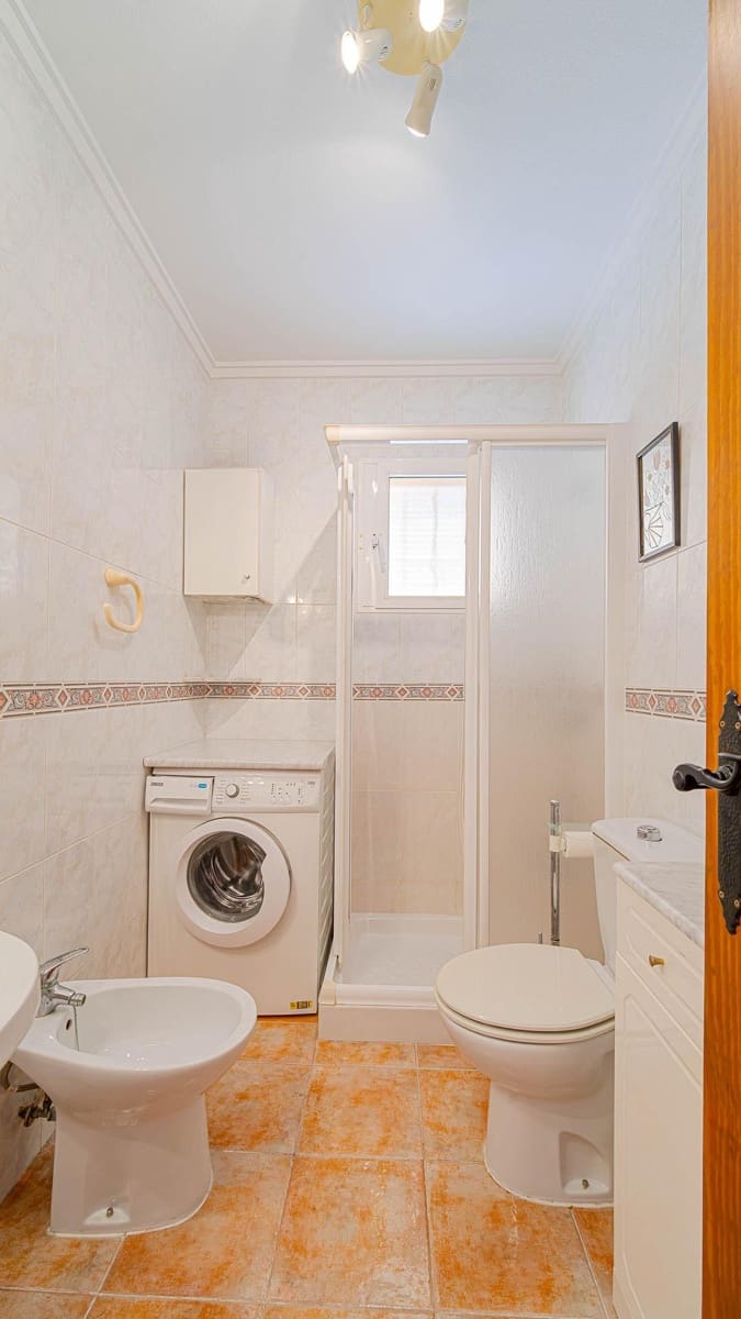 2 makuuhuone Huoneisto myytävänä paikassa Torrevieja mukana uima-altaan - 144 999 € (Ref: 9975560)