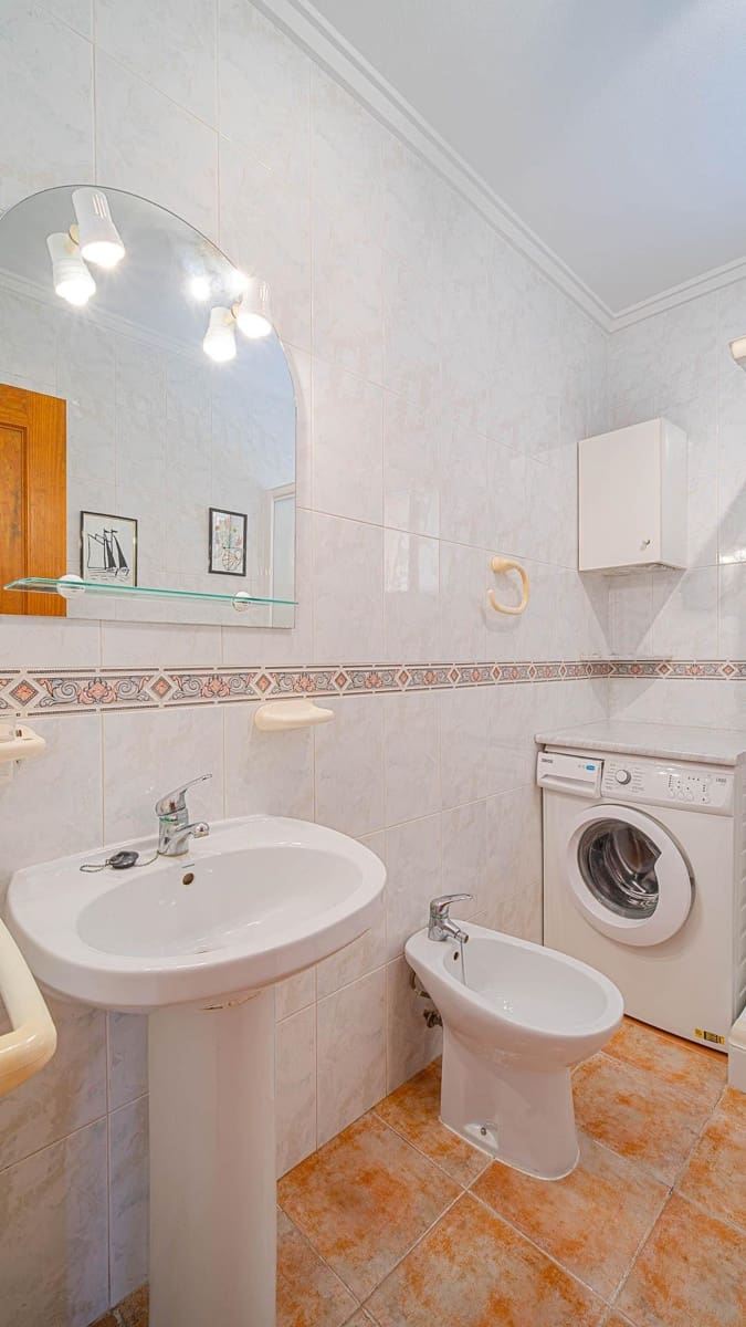 2 makuuhuone Huoneisto myytävänä paikassa Torrevieja mukana uima-altaan - 144 999 € (Ref: 9975560)